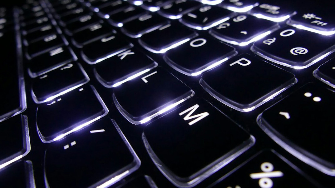 Jornalistas a trabalhar numa redação com ecrãs de computador