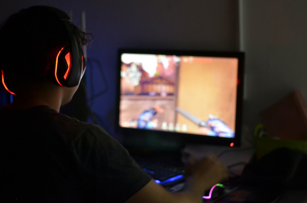 Pessoa a analisar imagens e vídeos num computador