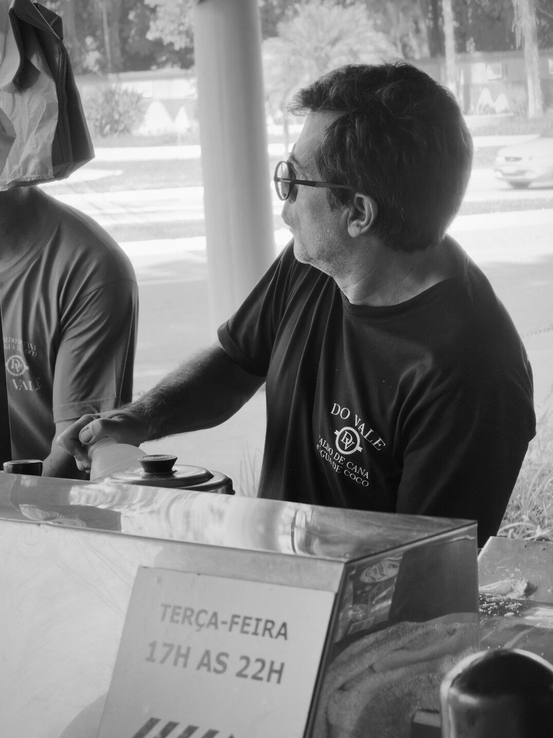 Duas pessoas a analisar documentos e provas numa mesa